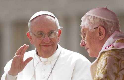 Benedykt XVI i kard. Sarah bronią celibatu kapłańskiego